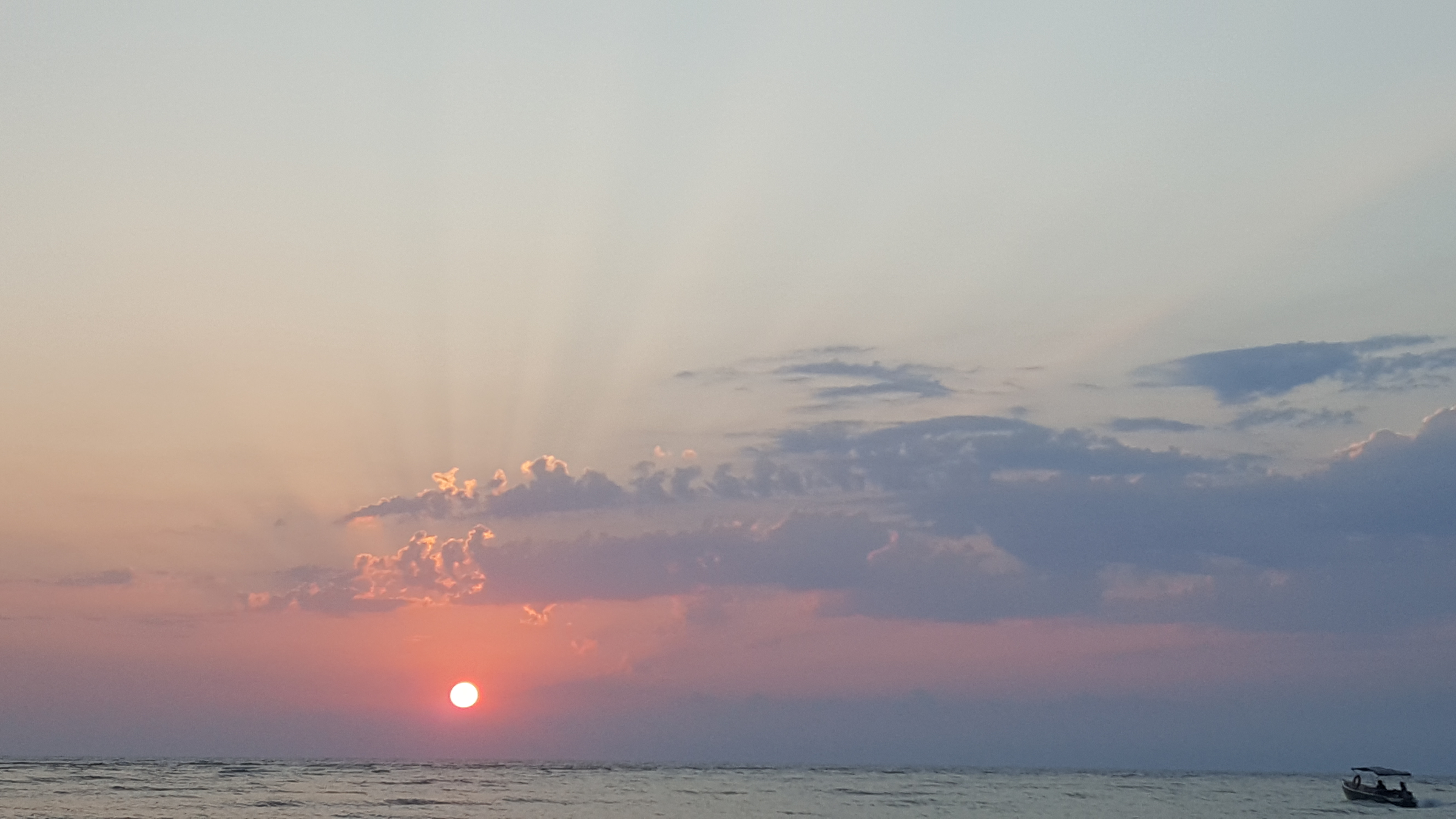 Pescari iesiti pe mare la rasaritul soarelui - Sf. Gheorghe Delta